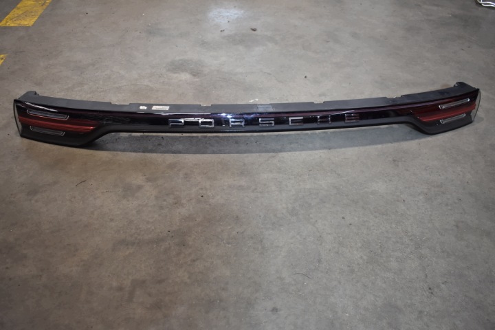 perfect condition light rear part rear central PORSCHE CAYENNE 9Y USA 1