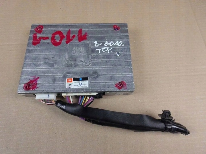 Toyota Prius Plus Verstärker JBL 8628047070