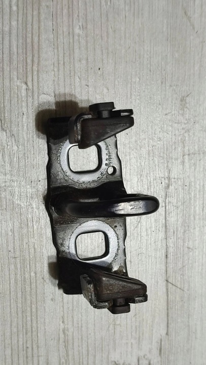 Dacia Duster and 16r 1.6b Rygiel of a lock bonnet rear part