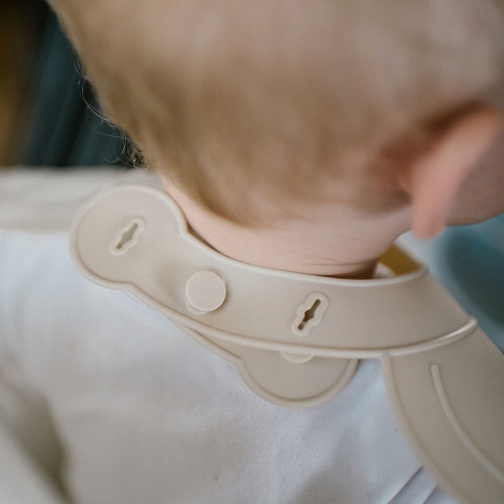Силіконовий слинявчик з регульованим застібкою Babyono 1639/04 бежевий — фото 3