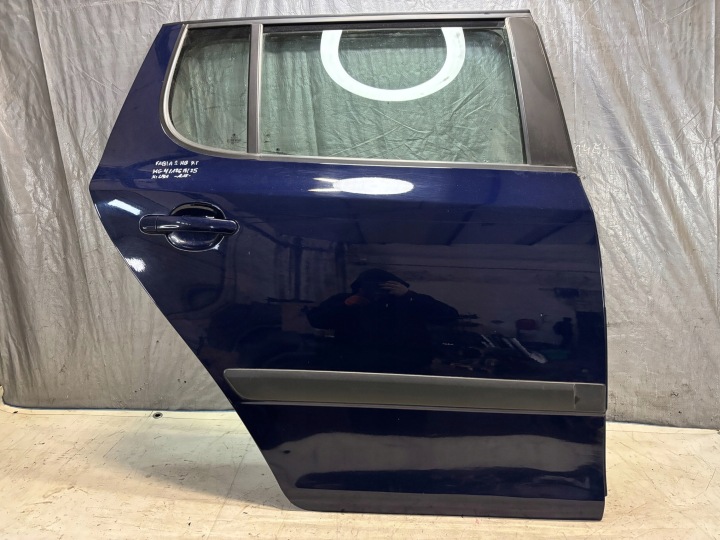dvere pravý zadok Skoda Fabia II lift HB k: LF5A