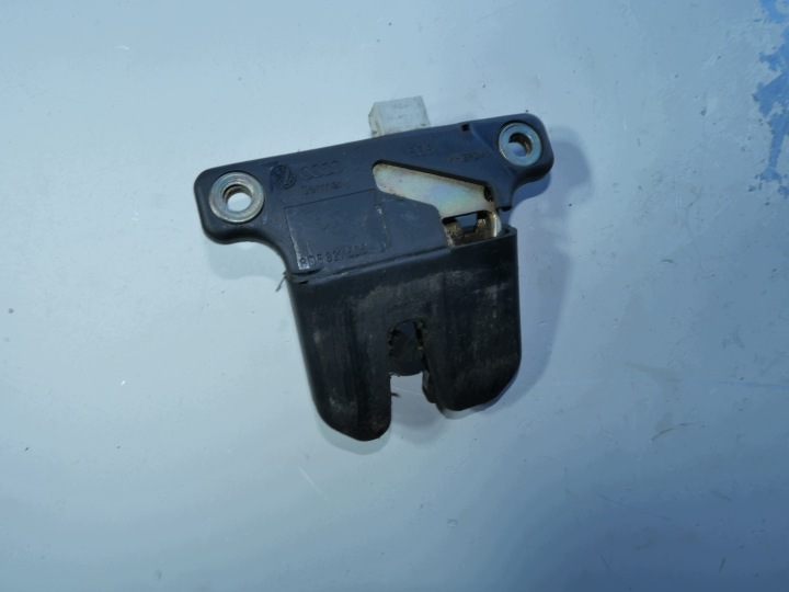 de la Serrure du capot Arrière VW PASSAT B5 8D5827505