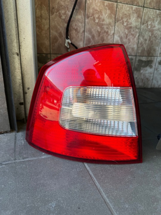 SKODA OCTAVIA II HB LIFT Feux phare Gauche Arrière Gauche Arrière EU