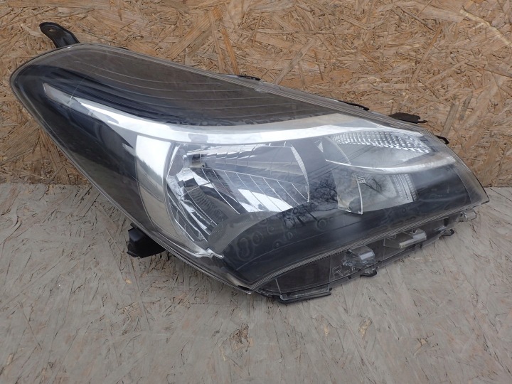 light right right TOYOTA YARIS 3 III LIFT 14-16R