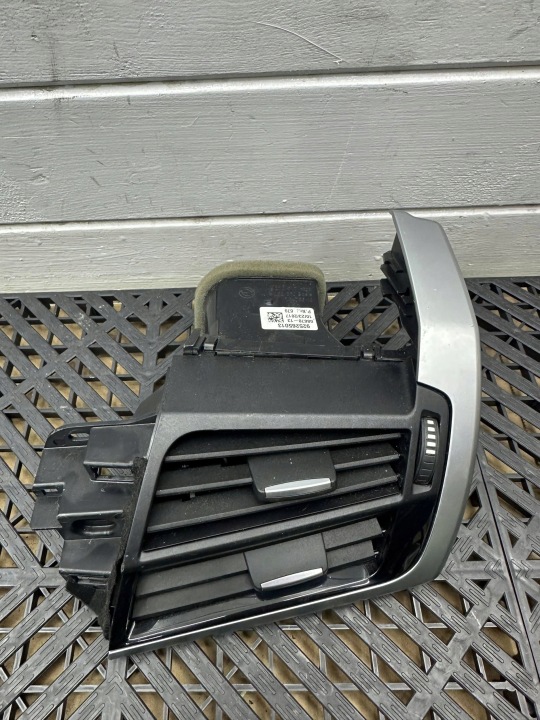 grid air conditioning devices side of the dashboard the centre BMW X6 F16 925265013