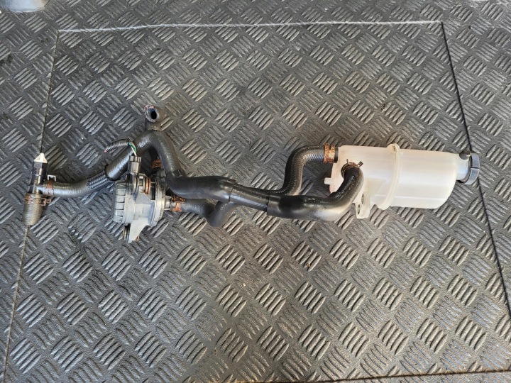 supplementary water pump water tank LEXUS IS III 300 H 2.5