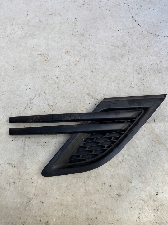 RANGE ROVER SPORT L494 moulding grid of a fender right front