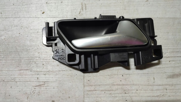 Peugeot 208 II 23r 1.2 rear part side right handle inner