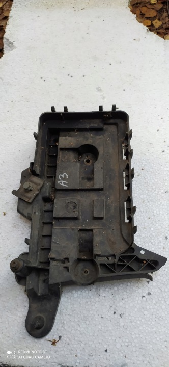1K0915333B držák akumulátoru AUDI SEAT SKODA VW