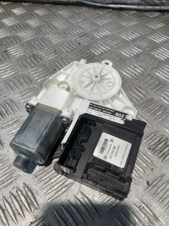 Motorino Alzacristallo VETRO finestrini Destra Anteriore Audi A3 8P 8P0959802