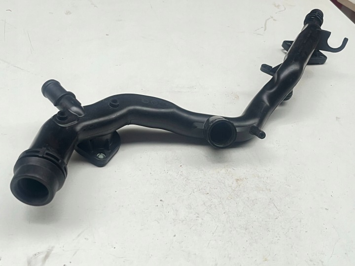 Conduit pieces tuyaux Liquide CHLODZACEGO Moteur AUDI Q7 4L 06E121045BD !J