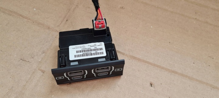 Jeep Grand Cherokee WL 2022 Adapter, Stecker ZLACZE USB P68572629AA