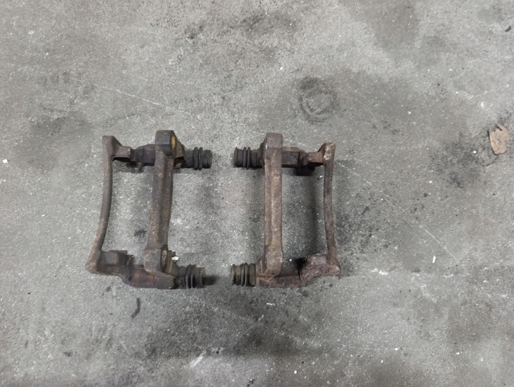 Jarzmo links rechts Bremssattel Bremse Sattel heck VW T5 T6 jarzma heck