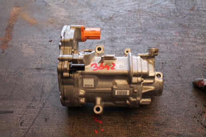 3642. Compresseur Climatisateur air conditionné MERCEDES A0008304604