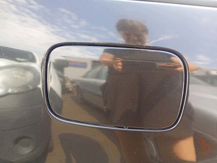 Tankklappe des Kraftstoffsbehälters Renault Laguna 2 II 02-07 kod lakieru NV676
