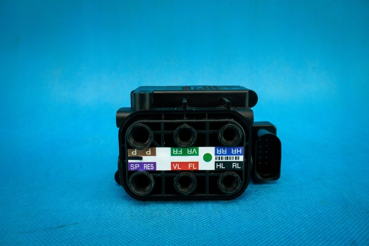 Zespol szelep pneumatyki Audi A6 4G A7 4G8 A8 4H 4H0616013A