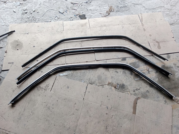 Moulage Vitres Droite Avant MERCEDES SEC