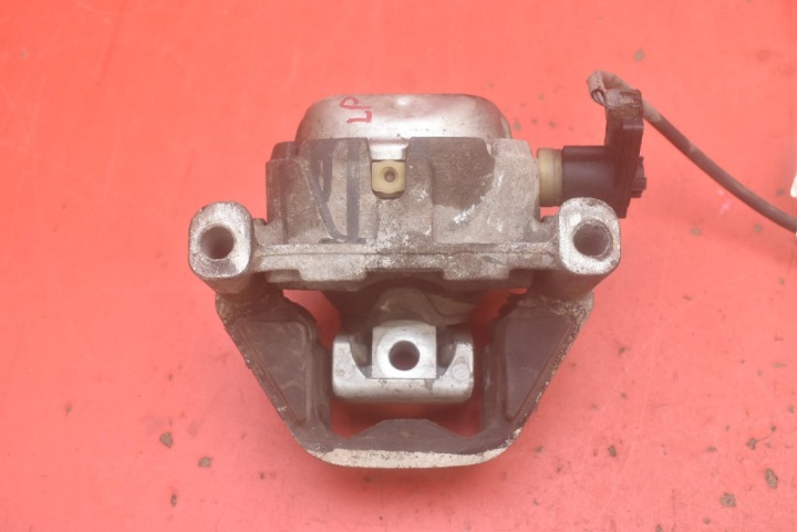 holder engine mount left front AUDI A6 C7 2.0 TDI 177 KM 10-14