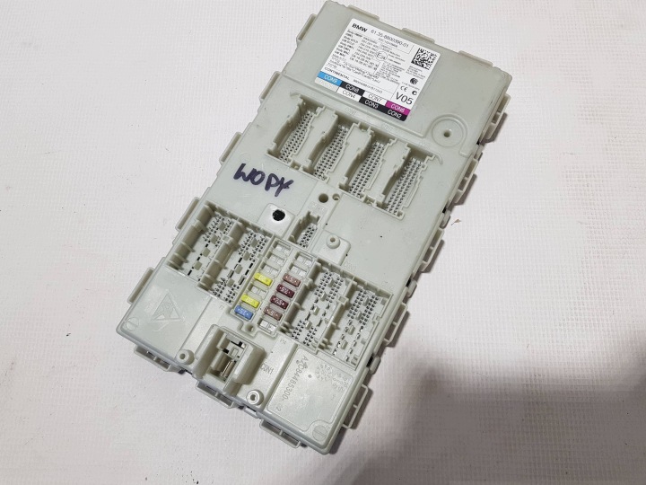 comfort control unit compartment of fuses BMW 5 G30 G31 G38 8800390