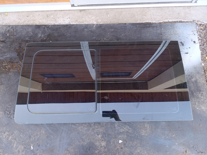 VW T5 FENSTER PRZESUWNA DRUGI RZAD links beschädigt