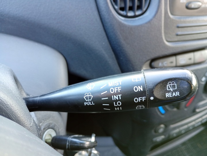 Toyota Yaris Verso 1 00-05 vypínač páčky pod volant a ovládání světel 1.4