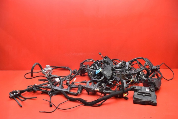 bundle of the engine injection ramp 82121-0U680-A TOYOTA YARIS CROSS 1.5 VVT-IE