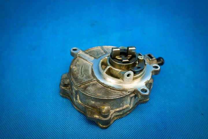 Pompa a vuoto Audi S4 S5 A6 A7 A8 06E145100M