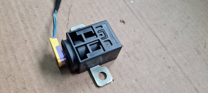 A4 B8 S4 LIFT fusibile PIROTECHNICZNY A5 8T Q5 8R A7 4G A6 C7 4F0915519