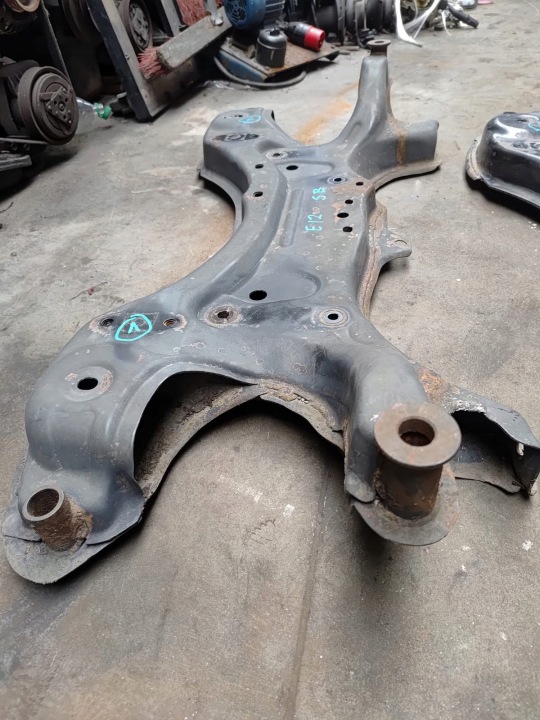 Trave suspensão dianteira quadro trenó berço Toyota Corolla E12 e Verso 6
