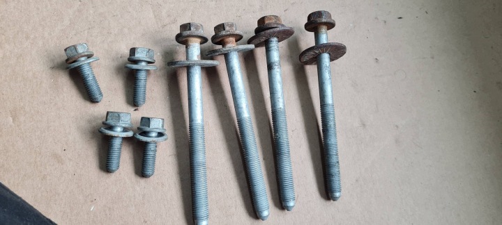 A4 B8 S4 LIFT Schrauben Achsträgers BELKI SANEK KOLYSKI heck A5 8T A6 C7 4G Q5