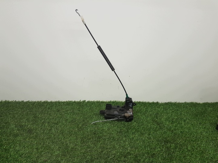 de la serrure portière droite avant OPEL ZAFIRA B 13210749