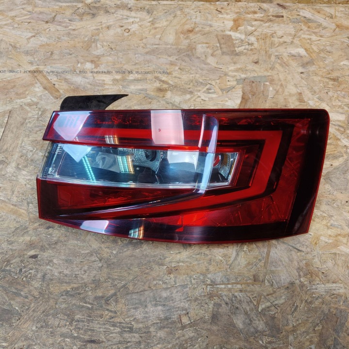 Feux phare Arrière Arrière Bouche buse Droit Skoda Superb B8 (3V) 3V5945208 Berline