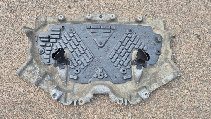 fedél fedél alatt motor MERCEDES W222 2225240685 eredeti