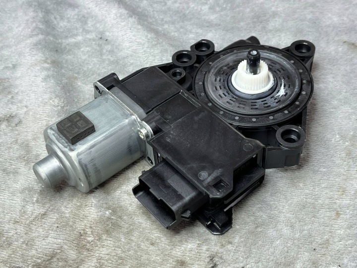 KIA CEED III 18- HB Motor PODNOSNIKA Fenster links vorne 82450J7010 !J