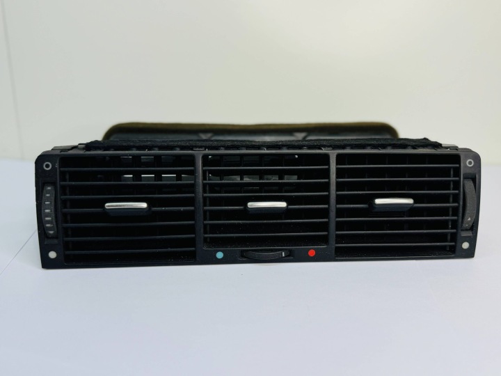 Lüftungsgitter des lüfters mitte Audi A8 D2 4D0820951 KRATKI Klima