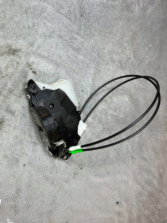 de la Serrure Portière Toyota Yaris 690300D320
