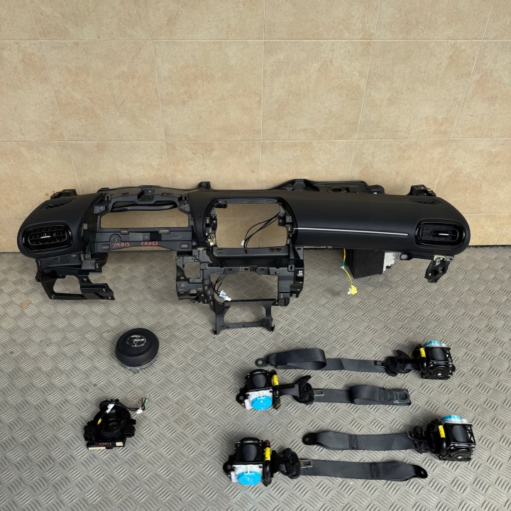 dashboard complete airbag console tension belts cockpit TOYOTA YARIS CROSS 2023 ROK