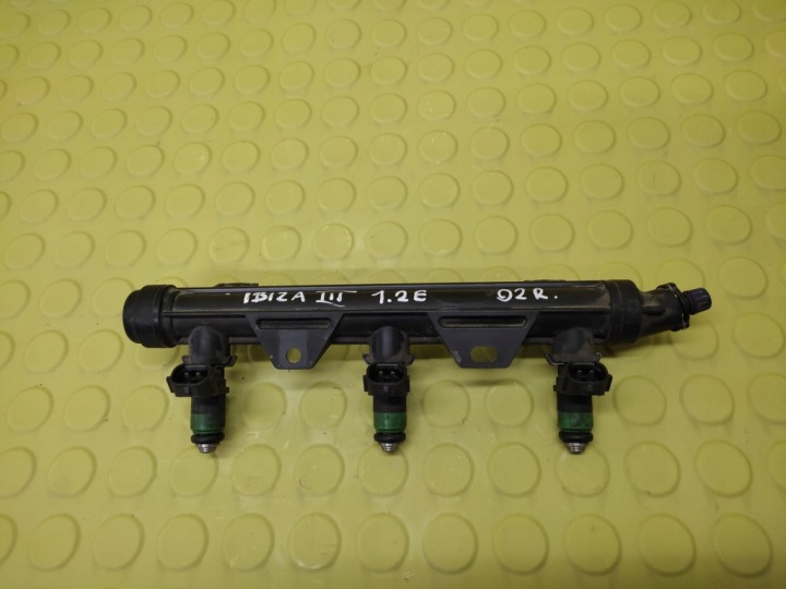 SEAT IBIZA III 1.2 Rampe injection 03E133320