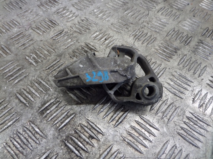 Audi RS6 C7 OE 8K0253144M držák tlumika koncowego