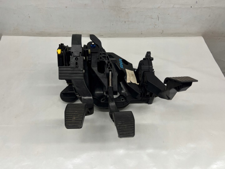 Fiat 500X pedal sprzegla gazu fék pedálok komplet