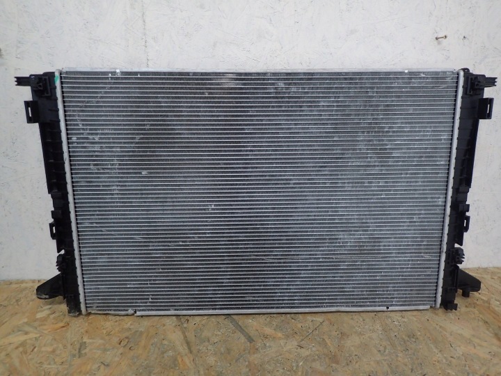 RADIATORE / RAFFREDDATORE CIECZY D’ACQUA AUDI A4 B9 2015- 8W0121251AB