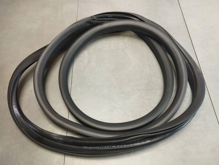 Mercedes-Benz GLE W166 USZCZELKA ajtó jobb eleje A1666970051