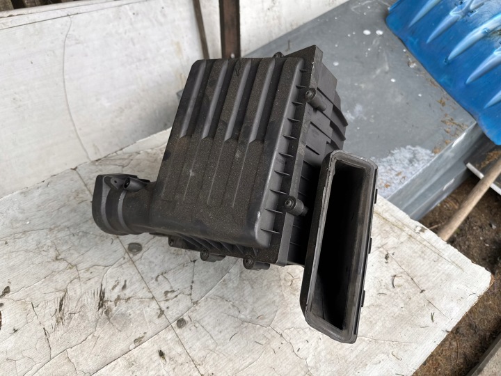 cover of a filter, air 5Q0129601AC VW PASSAT B8 2.0 TDI 150 KM 14-20