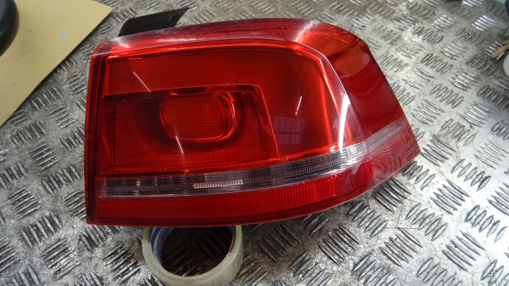 Feux phare Droite Arrière VW PASSAT B7 Berline 3AE945096F CALA