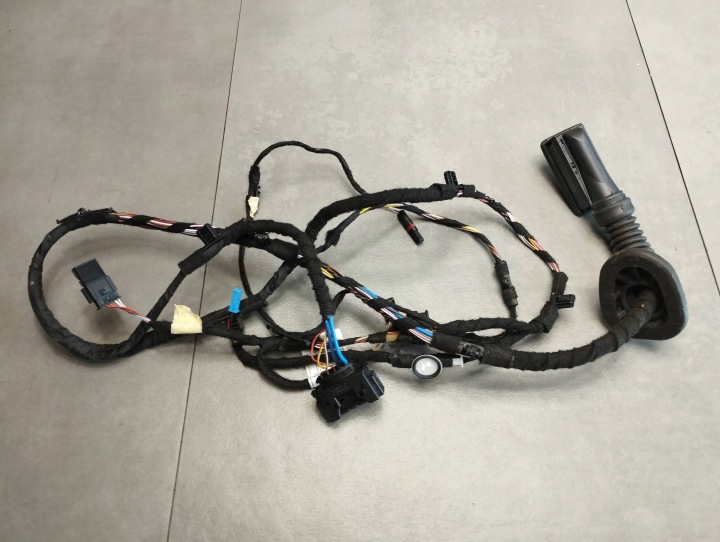 BMW X1 F48 zvazok dvere pravá zadok 6840096