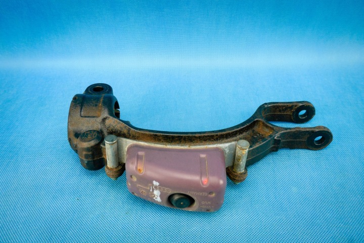 Widelec of a shock absorber left Audi A6 S6 RS6 4G A7 S7 RS7 4G8 8K0413037M
