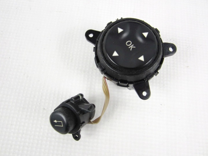 BOUTON Z VOLANT MULTIFUNKCJI GAUCHE MERCEDES W221