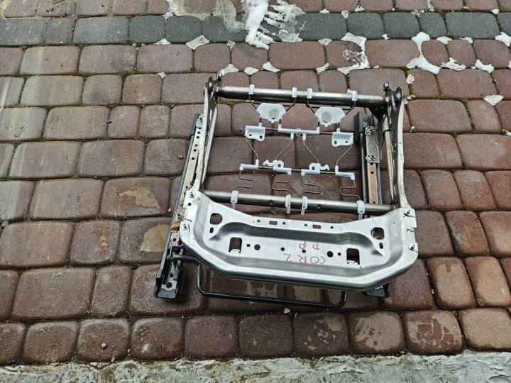 holder seat of the passenger right szyny rail support Toyota Corolla E210 E21