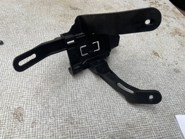 držák STEROWNIKA nárazník záď VOLKSWAGEN GOLF VIII 5H9907456G @M