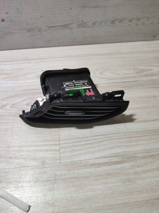 Fiat Tipo 2018 front right Dysze / Kratki srodkowego air conditioning devices of the dashboard